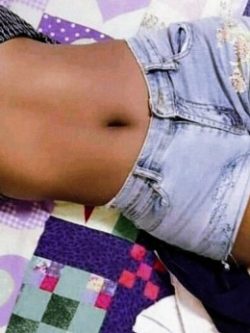 צעירה עם ראש פתוח ורגישה, כאן בשביל להניג אותך בחוויות מרגשות ובטוחות, עם דגש על פרטיות ועל שביעות רצון מוחלטת